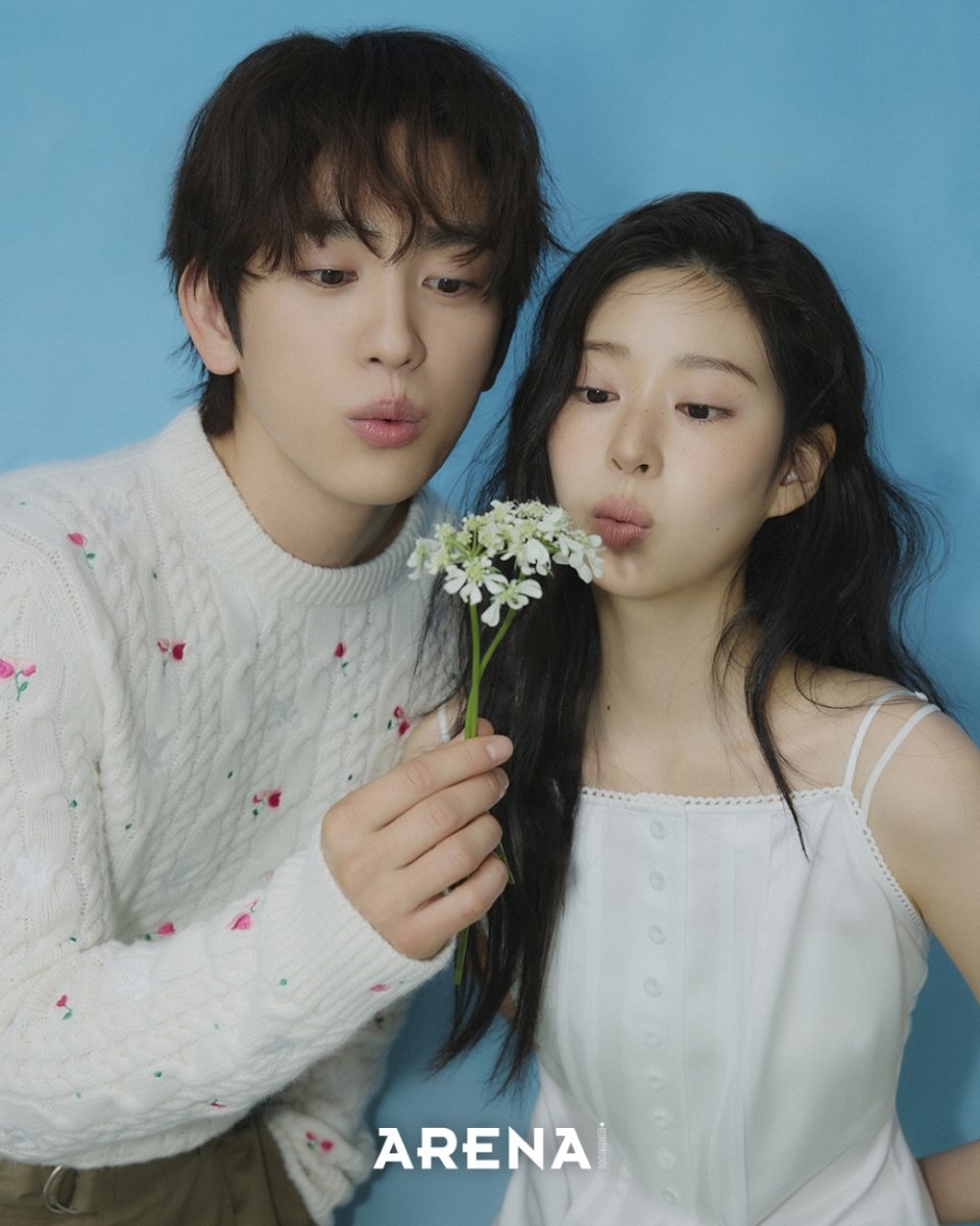 imbcenews's tweet photo. 박진영·김민주, 청춘 멜로 케미 "'샤이닝', 사계절 담았다" [화보]
#샤이닝 #SHINING_WT #갓세븐 #GOT7 #진영 #PARKJINYOUNG 
#김민주 #KIMMINJU #지하철기관사 #청춘 #현실 #화보 #JTBC #금요시리즈 #iMBC연예

인터뷰에서 박진영은 '샤이닝'이 ‘자연도 도와준 작품’이라고 말했다. 

“극 중 10대 시절의 고향이 ‘이 정도로 두 사람이 예쁜 사랑을 했구나’라는 생각이 들 만큼 아름다웠어요. 눈부신 숲이 우거졌고, ‘어쩜 이렇게 기울어져 있을까’ 싶은 나무도 있었죠. 저희 둘에게 중요한 장소 중에 습지가 있는데요. 거기서 촬영한 장면도 애틋하게 나왔어요.”

김민주는 작품에 참여해야겠다고 마음먹은 계기를 진솔하게 밝혔다. 

“대본을 읽으면서 소설 같다는 생각을 많이 했어요. 다음 작품으로 청춘 멜로를 해보고 싶던 차에 찾아온 기회라서 감사한 마음이었죠. 원래 멜로를 좋아하기도 하고, 요즘 따뜻한 이야기가 많지 않으니까 풋풋한 사랑을 그려보면 좋겠다는 생각이 컸어요. 지금 제가 20대에서 30대로 넘어가다 보니 더 도전해 보고 싶었어요.”

🔗https://t.co/n4QQ8NE0ta