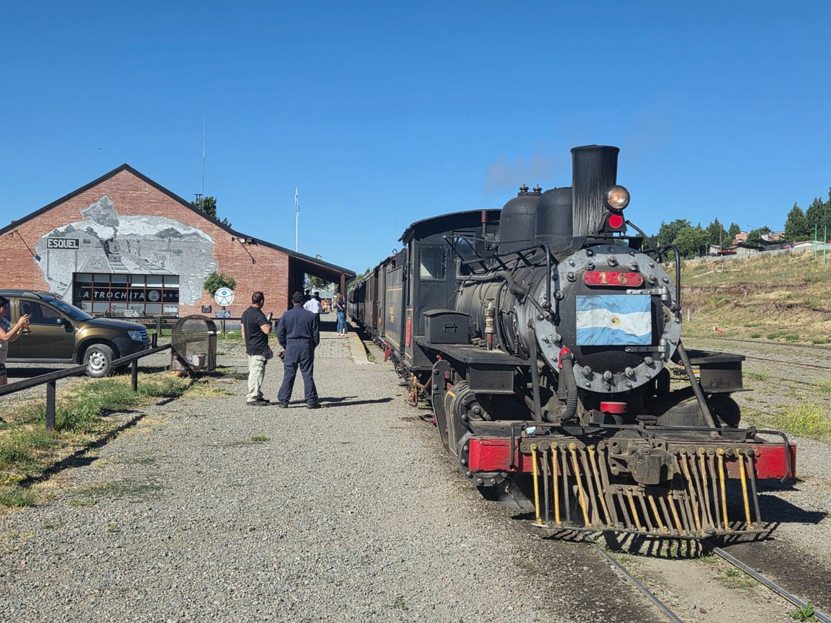 🚂 La emblemática formación  tuvo una temporada de verano exitosa, con reservas y consultas que superaron su capacidad operativa. Por eso sumó frecuencias  salidas que no estaban en calendario.
#turismo #turismochubut #latrochitachubutargentina
 economicasbariloche.com.ar/noticias/2026/…