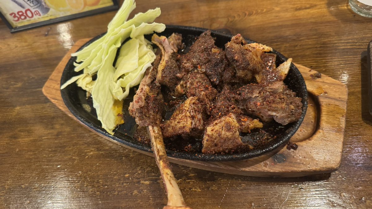香川名物・骨付鳥、親鶏を2枚セレクトしたら最高に美味しかったんだけどアゴが完全に死んでしまった。でも西日本生まれの関東民にはこの硬さこそが郷愁であり愛。関東がつまらない点は星の数ほどあるが、親鶏が売られていないのもそのひとつであるのは論を俟たない