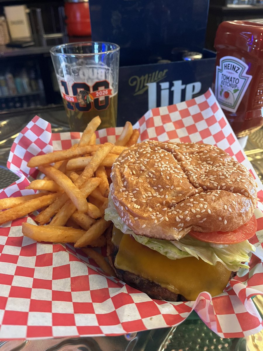 chicagobars's tweet photo. Good working lunch today at Side Street Saloon in western Lakeview. The sneaky good kitchen is still sneaky good. #FreePlug https://t.co/Jmh3I7wkja https://t.co/tkYTxuykct