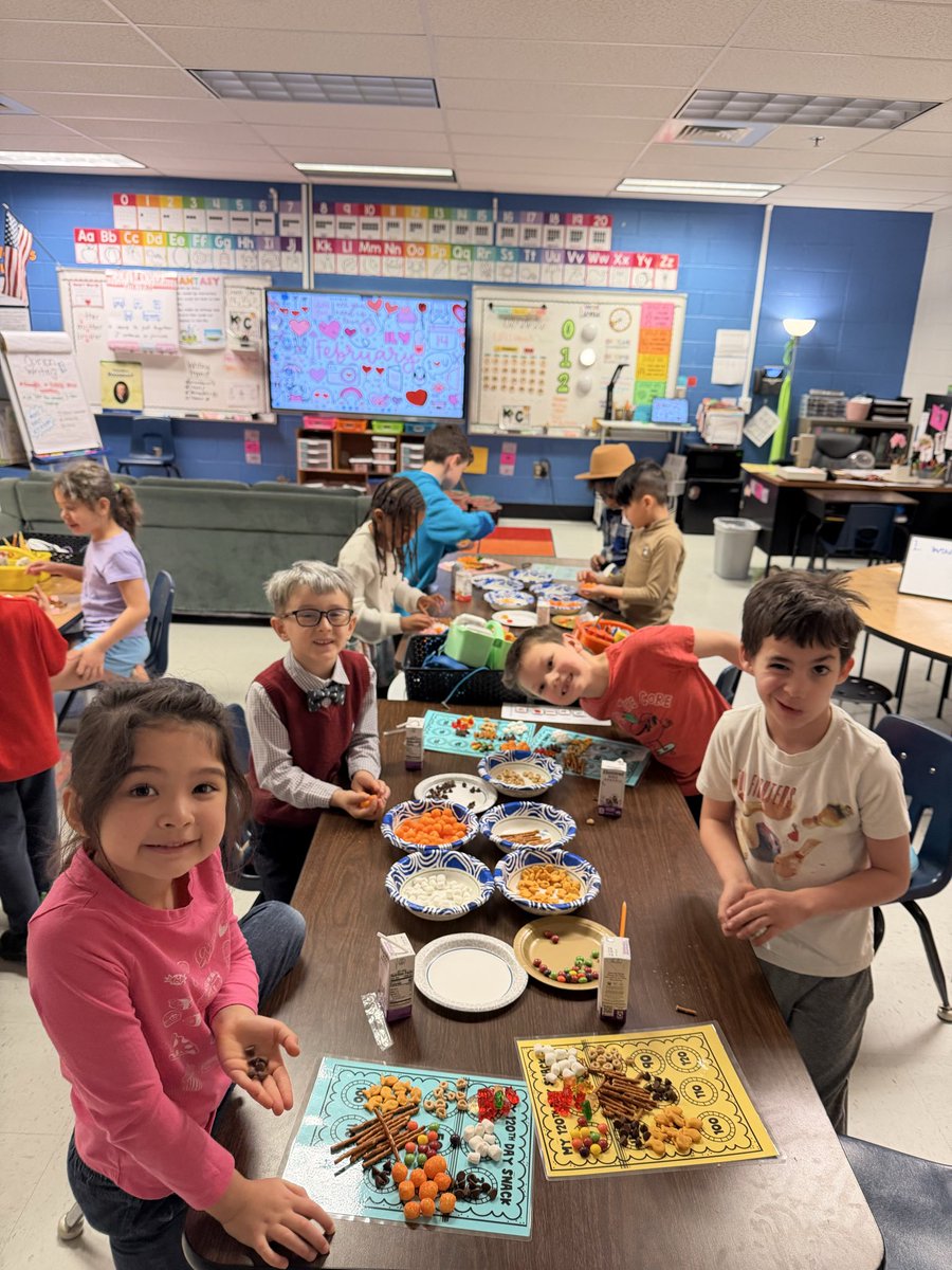 StillElem's tweet photo. Even snack time was fun for our first graders today! Students counted out ten pieces of each snack so everyone ended up with their own “120‑piece snack” to celebrate the 120th day of school. 🎉🍎📚

#120thDayOfSchool #FirstGradeFun https://t.co/xlAtDBDChq