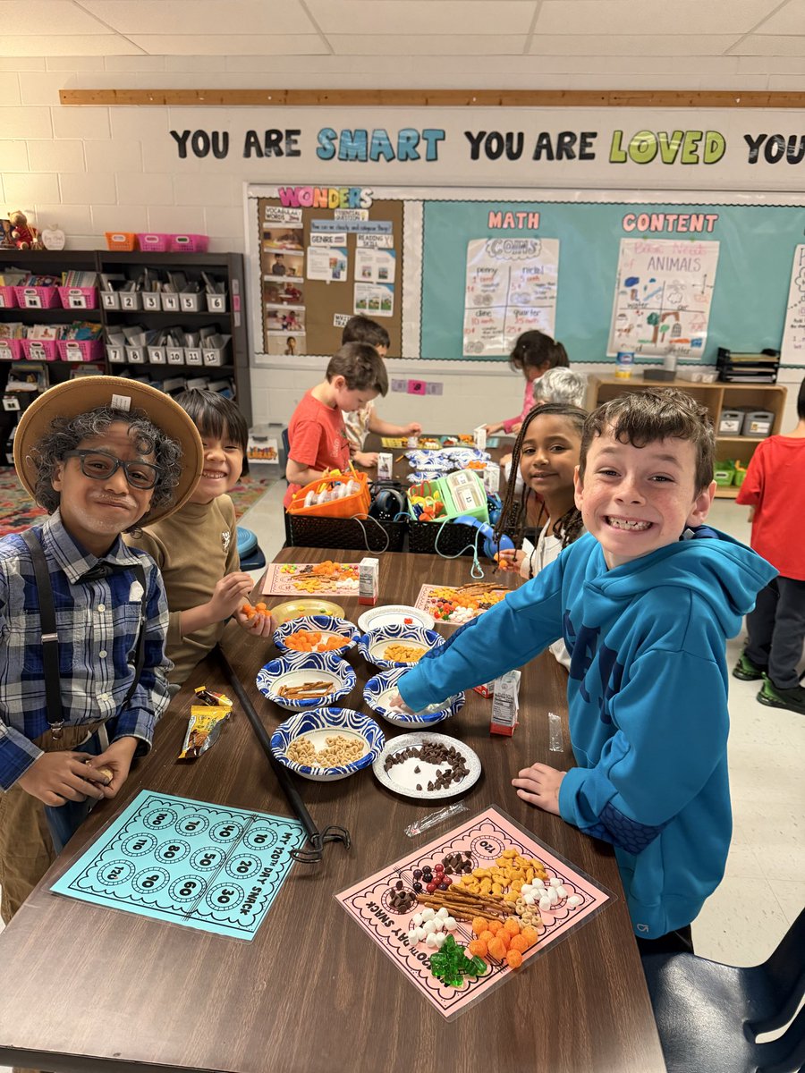StillElem's tweet photo. Even snack time was fun for our first graders today! Students counted out ten pieces of each snack so everyone ended up with their own “120‑piece snack” to celebrate the 120th day of school. 🎉🍎📚

#120thDayOfSchool #FirstGradeFun https://t.co/xlAtDBDChq