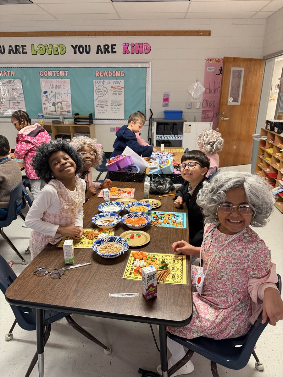 StillElem's tweet photo. Even snack time was fun for our first graders today! Students counted out ten pieces of each snack so everyone ended up with their own “120‑piece snack” to celebrate the 120th day of school. 🎉🍎📚

#120thDayOfSchool #FirstGradeFun https://t.co/xlAtDBDChq