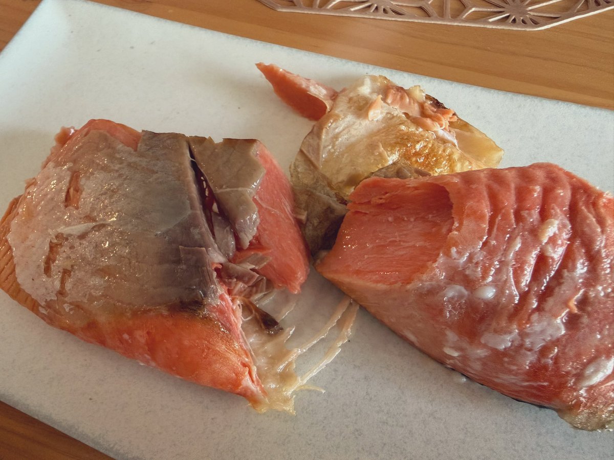 サラダもパンもない日のあさ〜。
ビストロで冷凍のまま塩ジャケ焼いた。中までちゃんと加熱されてたよ。