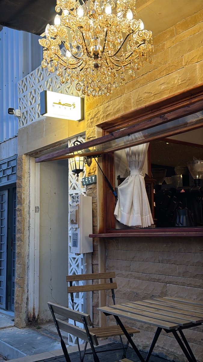 والله ان اللي يحبّك تعرفه من وجهه 
نظرته فيها حنان — و بسمته مألوفة .