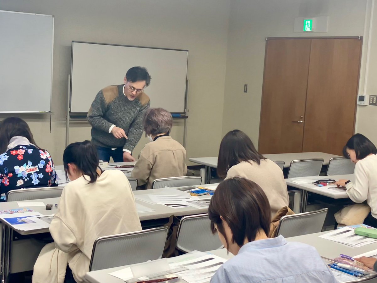 名古屋造形大学連携市民講座「リアルな鉛筆画を描いてみよう」を開催しました。講師は足立ゆうじ教授です。
まずは陰影や立体感を意識した描き方について教えていただき、鉛筆でモノクロの階調をとらえるトレーニングを行いました。
描く題材を決めたら方眼紙を利用し、1マスおきに描き進めました✏️