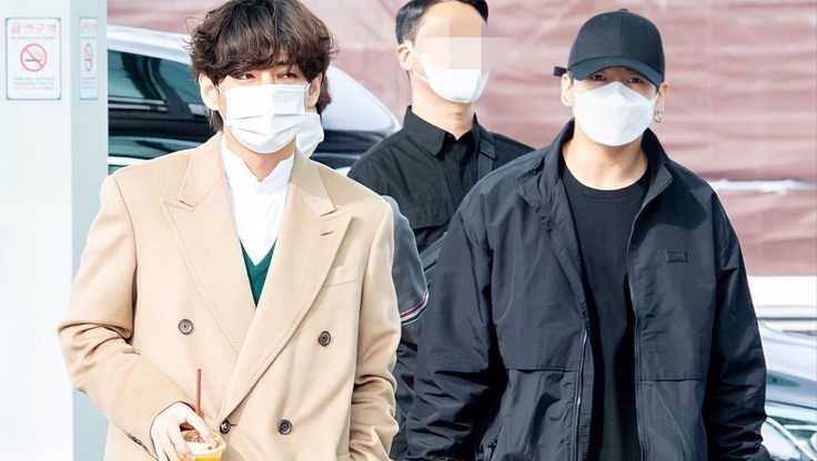 sweetiyoonthvla's tweet photo. au #kooktae — Guarded into love

Tae es un actor famoso que mantiene en secreto su relación con su guardaespaldas, Jk.

Todo cambia cuando en un evento comienzan a shipearlos.

Jk no entiende el furor hasta que, consumido por los celos en pleno rodaje, lo besa frente a todos. https://t.co/5faiIGWlRh