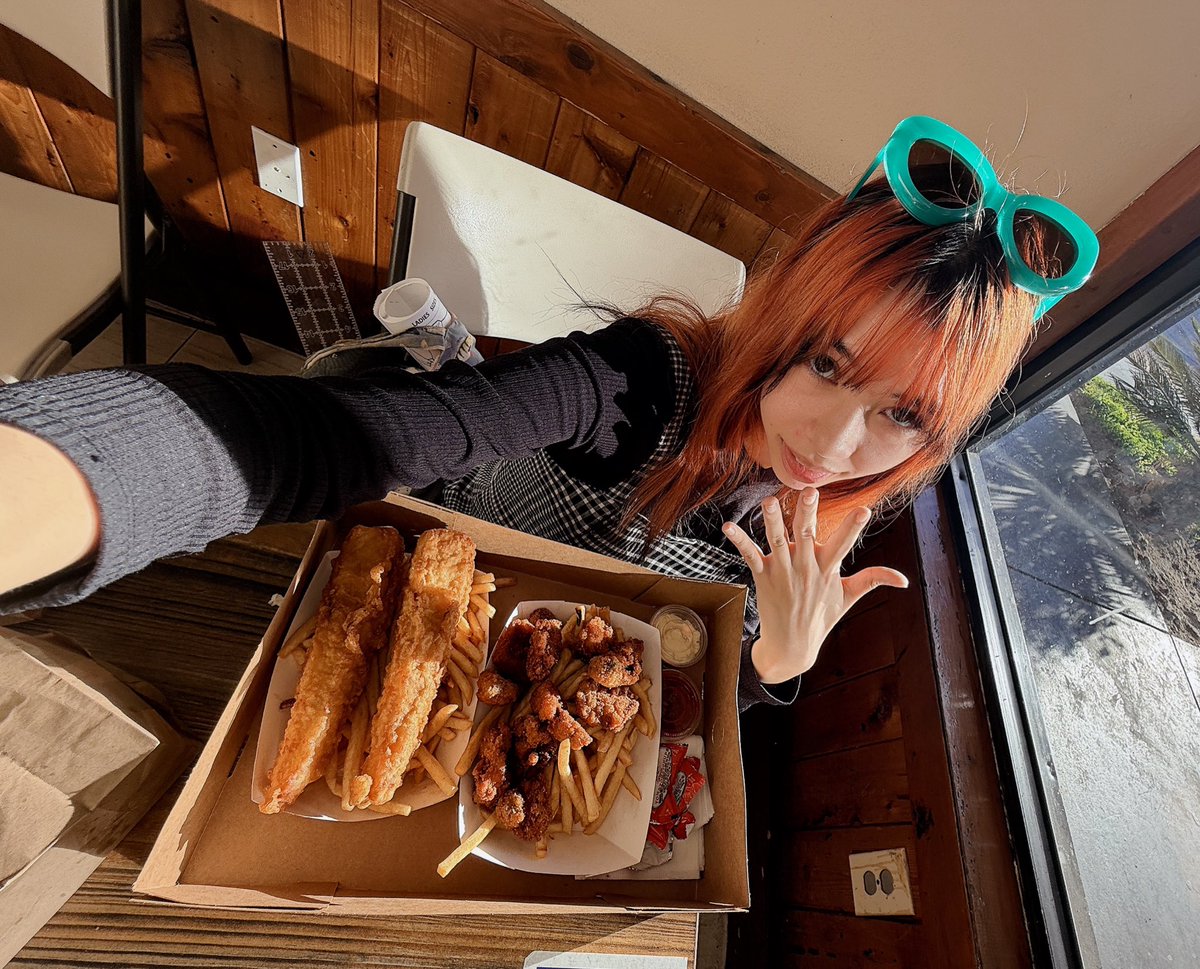 coco_chappyun's tweet photo. i fear #fishthursday may have peaked today...
been meaning to try this fish and chips place for Months, but randomly stumbled upon it while running errands today!!!!
face for reference on the size of this MASSIVE fish like omggggg https://t.co/jkEiL2b6LI