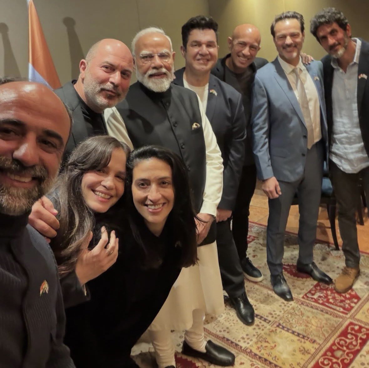 Itongadol's tweet image. La familia Fauda: “Fue un honor reunirnos y conversar con el P.M. Modi, un momento significativo y emotivo para todos nosotros.
#israel #Fauda #netflix #serie #gaza 
@TsahiHalevi @NetflixLAT @NetflixIndia 
@narendramodi @FaudaOfficial @lioraz 

#FreePalestine #Gaza #Hamas #Israel