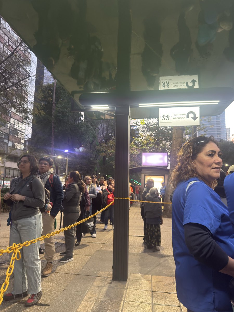 deepthoughts322's tweet photo. @MetrobusCDMX Oigan no pasa el mb en reforma literal llevamos una hora aquí parados, ya está bien infinita la hilera https://t.co/6DiPBfe0jj
