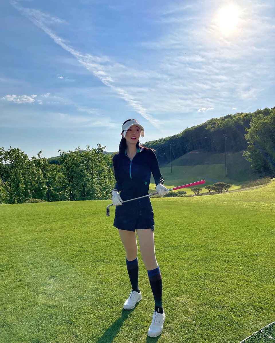 ann741258's tweet photo. Who hasn't been healed by LA sunshine? ☀️
Slip into your favorite activewear and head to the courts for some fresh air.
The lush greens of the golf course are truly therapeutic—
Where are you sweating it out this weekend? 💦
#LAWeekend #GolfGirls #TennisOutfit #PerfectSunshine https://t.co/9LDBbzWxr3