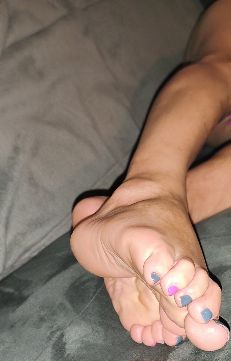 gabyfrenchfeet's tweet photo. #softsoles #wrinkledsoles #solesfetish #pinktoes #greytoes #sexyfeet #feetgallery #feetmodel #feetslave
... soirée douceur... https://t.co/bCQUCBH4lX