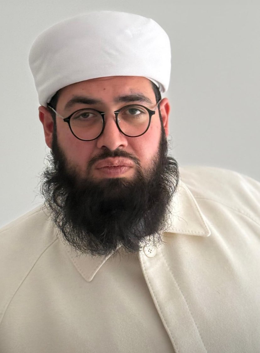 Molla Seyyid Galip Elhüseyni

daha çocuk denecek yaşlarda ilmin izini süren nadide bir gönüldü. Yaşıtları oyun peşinde koşarken o, seyyid arkadaşlarıyla dahi fazla oyalanmaz; kalbini ve vaktini ilme adardı. Çünkü onun gönlünde erken yaşlardan itibaren yalnızca hakikat aşkı vardı.