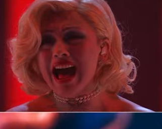 No tenia idea q   existieran los volúmenes suficientes agua oxigenada para q Mon Laferte quede rubia