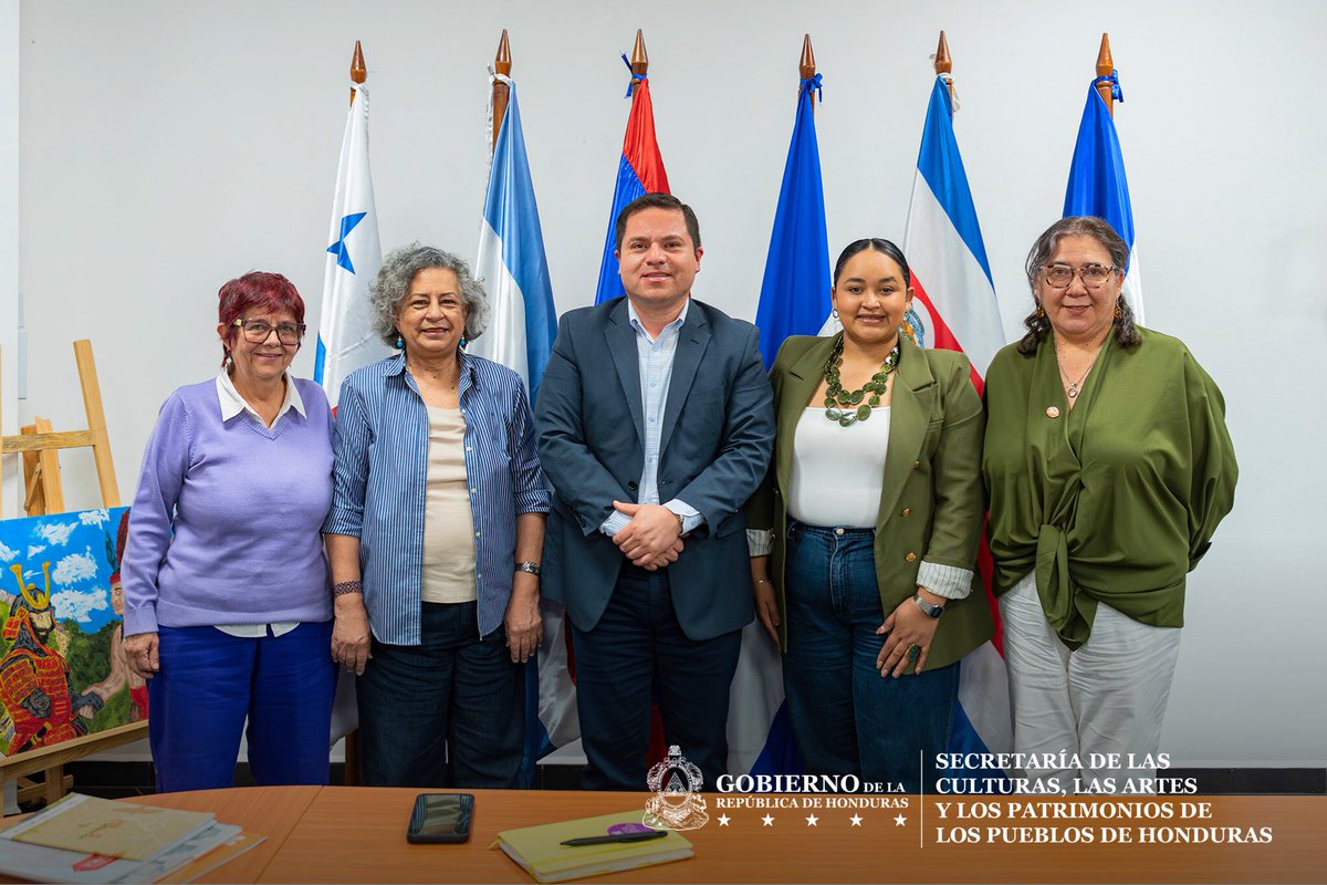 SECAPHN's tweet photo. El viceministro Elvyn Lenin Cabrera se reunió con Mujeres en las Artes (MUA) para revisar el convenio institucional y fortalecer la Gobernanza Participativa. Arte y cultura como motor de transformación social.
#SECAPPH #MUA #HondurasLate https://t.co/FPM3nSPG4D