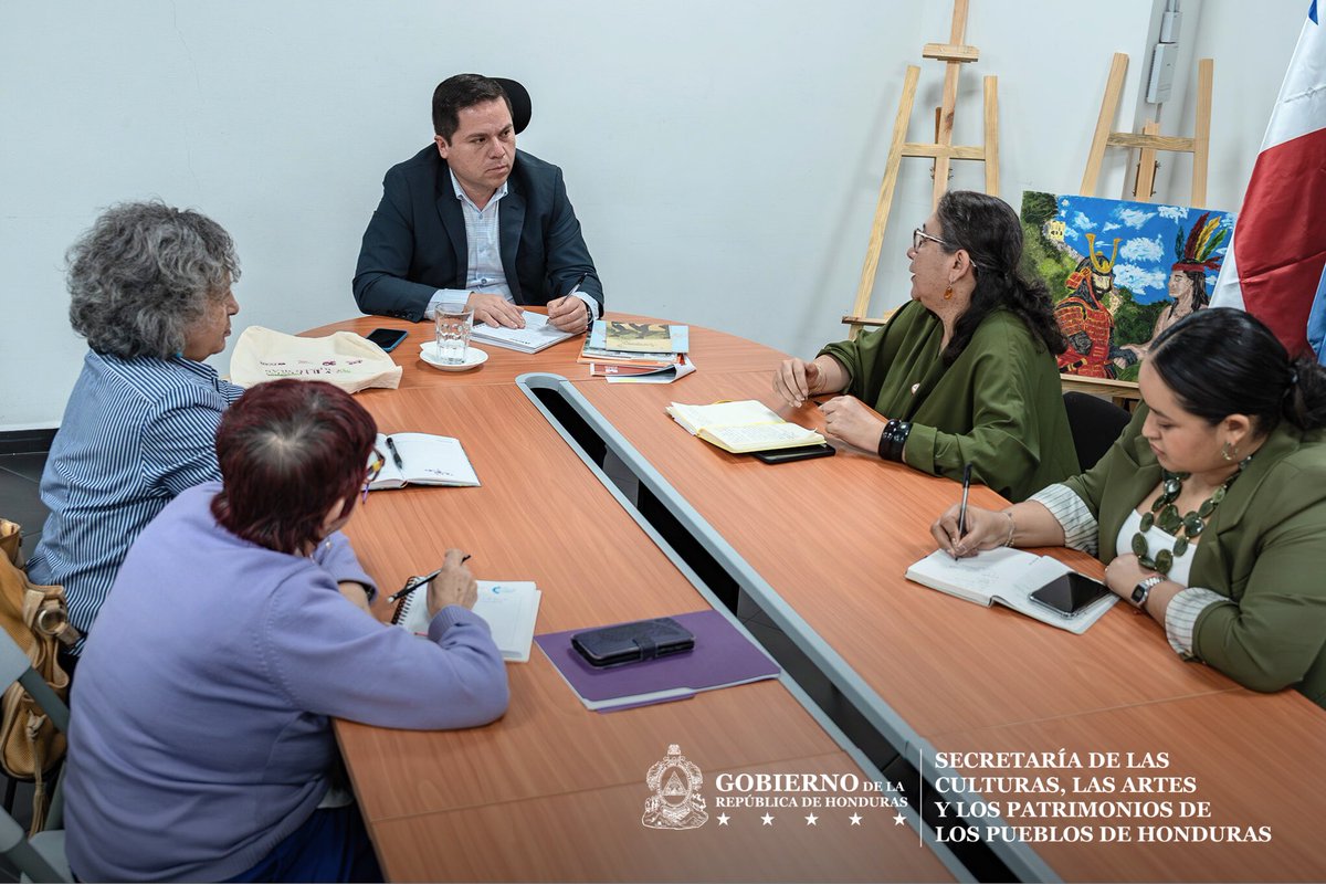 SECAPHN's tweet photo. El viceministro Elvyn Lenin Cabrera se reunió con Mujeres en las Artes (MUA) para revisar el convenio institucional y fortalecer la Gobernanza Participativa. Arte y cultura como motor de transformación social.
#SECAPPH #MUA #HondurasLate https://t.co/FPM3nSPG4D