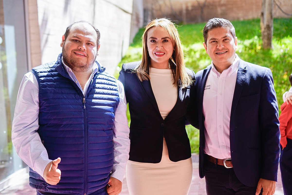 ¡Las niñas, niños y adolescentes de Durango tienen voz y espacio para participar! 👧🏻🧒🏽📢

Encabezados por el Presidente Toño Ochoa se integró el Consejo Consultivo de SIPINNA 🧑‍🧑‍🧒‍🧒

La Dirección de Desarrollo Social nos sumamos  para garantizar sus derechos

#EsteEsElCamino