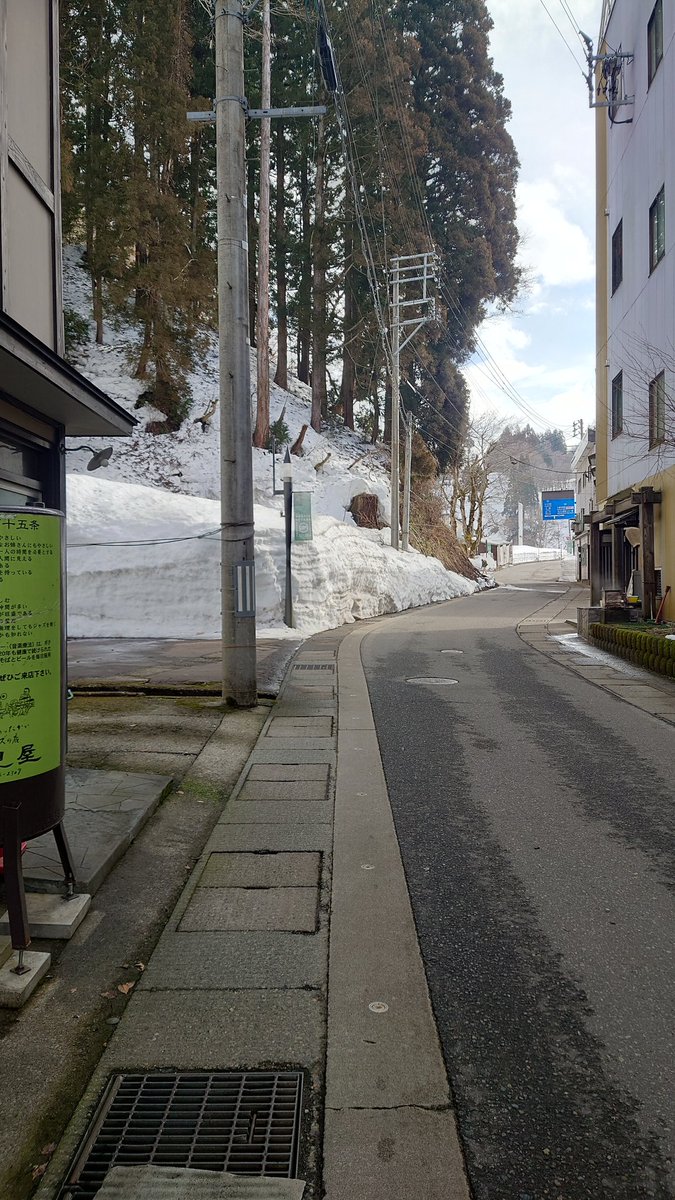 左側、2022年の2月23日 右側、2026年の2月27日 これだけも雪の