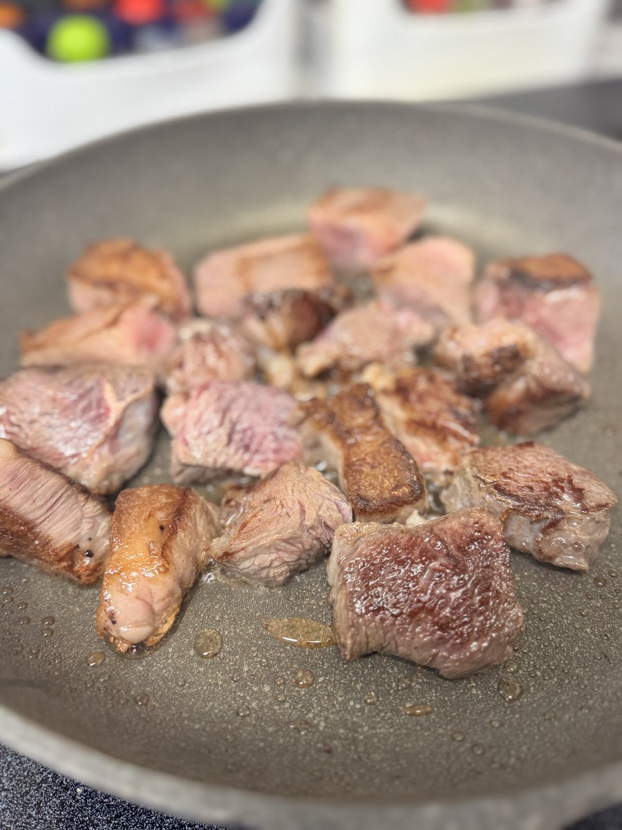 仕事帰りのスーパーで
お買い得ないいお肉に出会って
夜中についついアレを仕込んでしまいました。

華の金曜日。
皆さん自分へのご褒美は何ですか？

#音バナ #ついつい #スタッフ