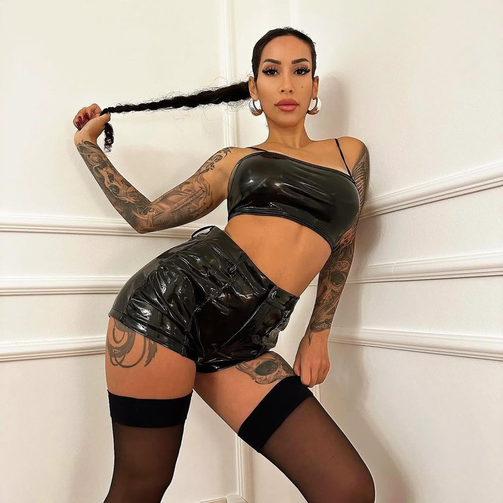 Mistress__Poro's tweet photo. Let me know in the comments sections if you like latex 🖤 https://t.co/vIzikZwNNO