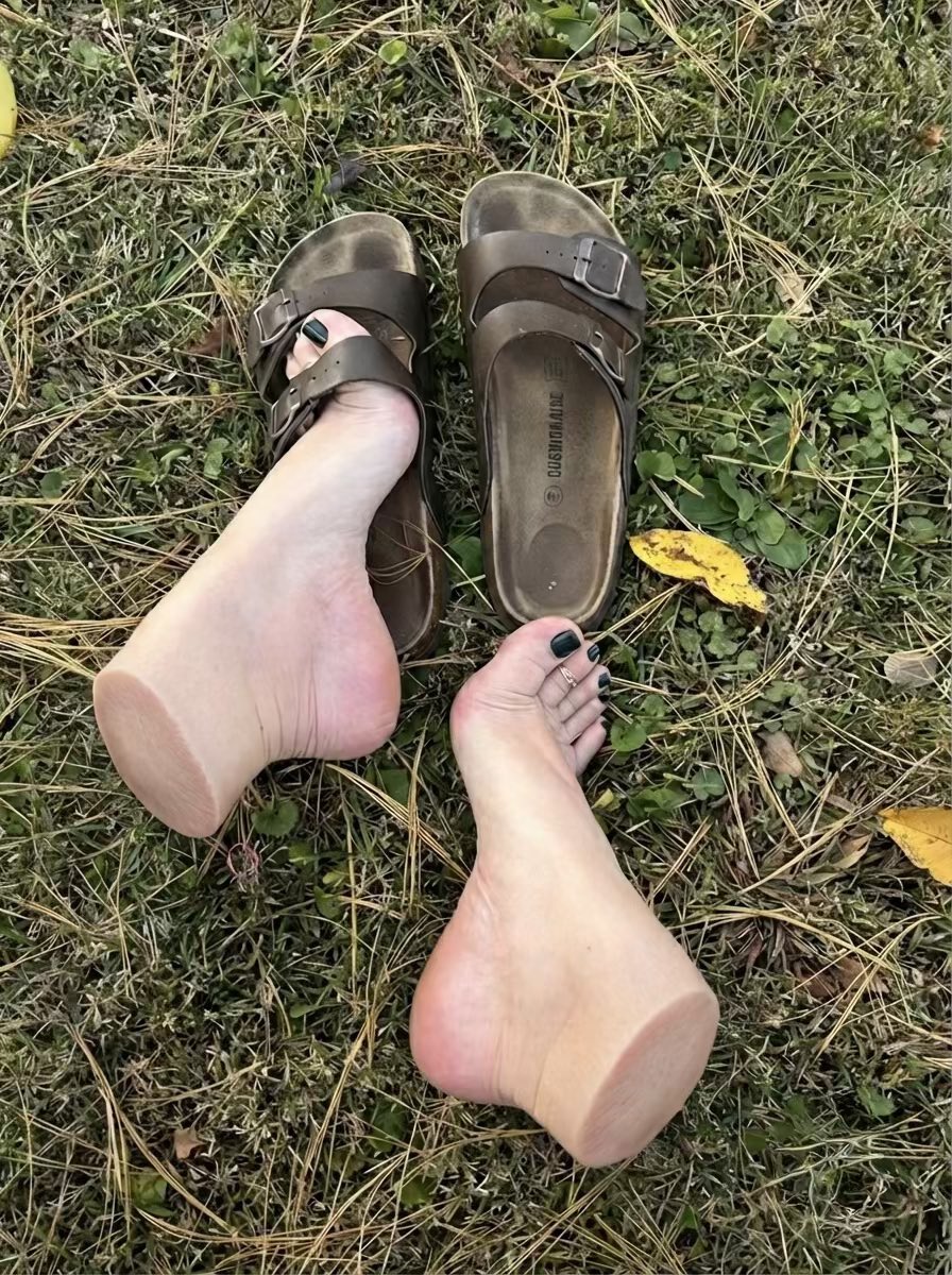 Valerinie2333's tweet photo. @TylerBron2 Killed it with these edits!!
Thank you again ๐ค
Iโm a perfect prop ๐
#bigfeet #footedit https://t.co/BNRMup96BW