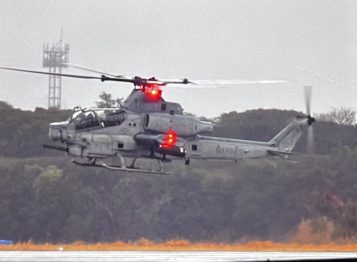 monkymimi's tweet photo. ＃アイアンフィスト　＃VMM265 ＃ヴァイパー　＃ヴェノム　＃海兵隊　＃鹿屋基地　＃RJFY ＃米軍　＃31MEU ＃目達原　＃RJDM
目達原に行ってたVMM-265(REIN)のAH-1ZとUH-1Yが早朝の鹿屋に飛来🚁🚁悪天候の中ご苦労様です。 https://t.co/YzHOR4niVN