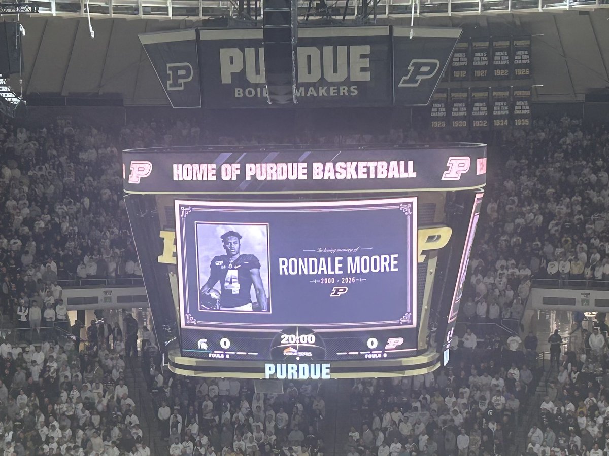 TomDienhart1's tweet photo. Moment of silence for Rondale Moore before tonight’s Purdue-Michigan State game. https://t.co/Qt6HFFskvt