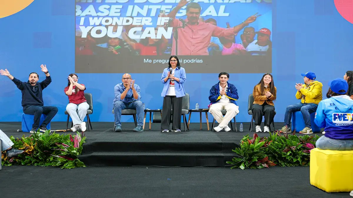 Nelsonjtplay's tweet photo. La presidenta de la República Bolivariana de Venezuela, Delcy Rodríguez, es recibida por 2 mil 200 jóvenes de diversos sectores productivos del país, quienes se ha congregado en el salón Ríos Reyna del Teatro Teresa Carreño para mostrar sus logros y compartir sus experiencias. https://t.co/TPBun3thfG