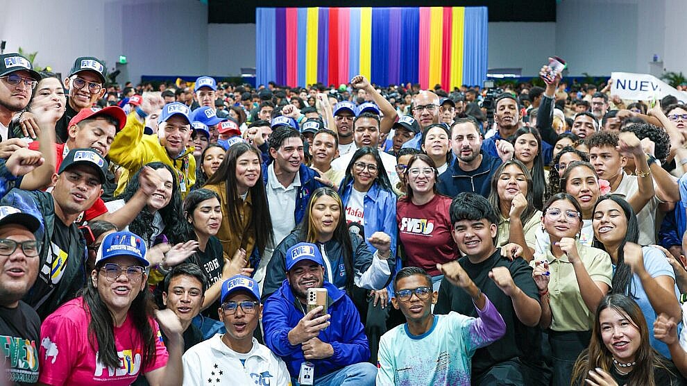 Nelsonjtplay's tweet photo. La presidenta de la República Bolivariana de Venezuela, Delcy Rodríguez, es recibida por 2 mil 200 jóvenes de diversos sectores productivos del país, quienes se ha congregado en el salón Ríos Reyna del Teatro Teresa Carreño para mostrar sus logros y compartir sus experiencias. https://t.co/TPBun3thfG