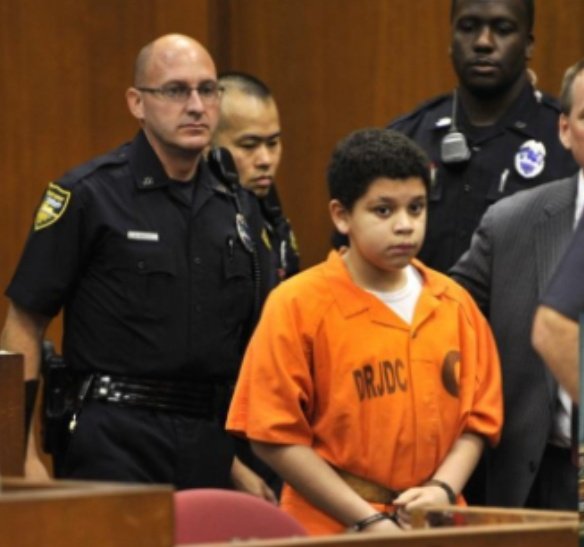 एक बार 15 साल का एक लड़का ब्रेड और पनीर चुराते हुए पकड़ा गया और उसे कोर्ट में लाया गया।

जज ने उससे पूछा तुमने चोरी क्यों की। लड़का सिर झुकाकर बोला मां बीमार है घर में पैसे नहीं थे कई दिन से ठीक से खाना नहीं मिला इसलिए भूख लगी थी। 

यह सुनकर कोर्ट में खामोशी छा गई, जज ने कहा अगर