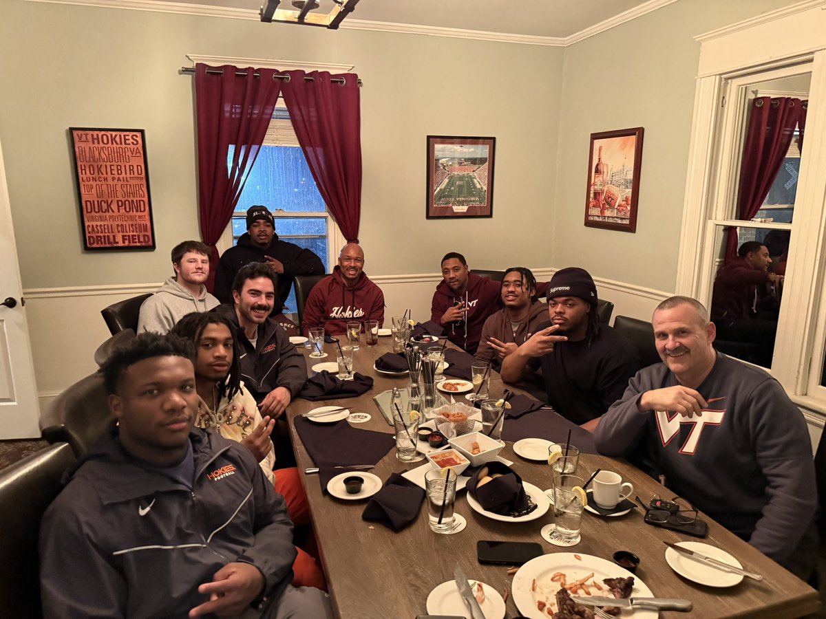 coach_norv's tweet image. Great night bonding w/ the #Sliderz 🛝. We would like to thank The FarmHouse for the awesome hospitality. #ThisIsHome #LGH 

EVERYTHING MATTERS