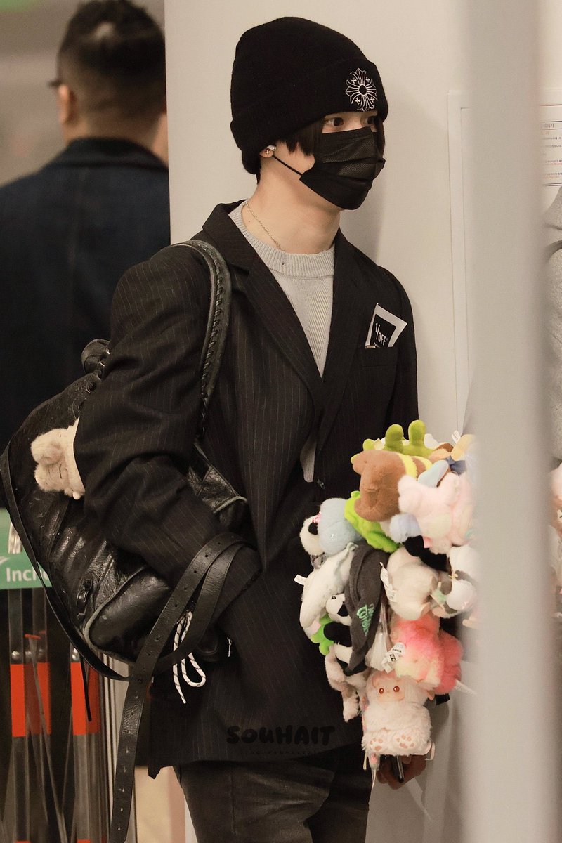 하 뭔 꽃다발 들고있는줄