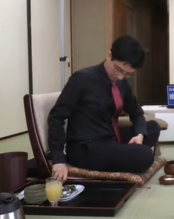 水羊羹っぽいおやつと　お抹茶　+　りんごジュースっぽいお飲み物
youtube.com/watch?v=6OdLTe…