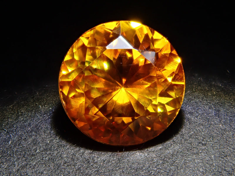 明るいオレンジイエローは上りたての朝日そのものの輝き。神々しさも