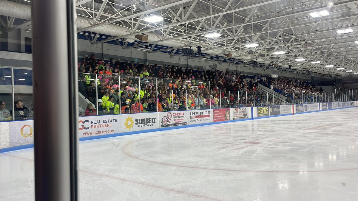 tpeterlin's tweet photo. @ClassAHockeyGuy packed barn at the MAC https://t.co/jnJWSsnnLs