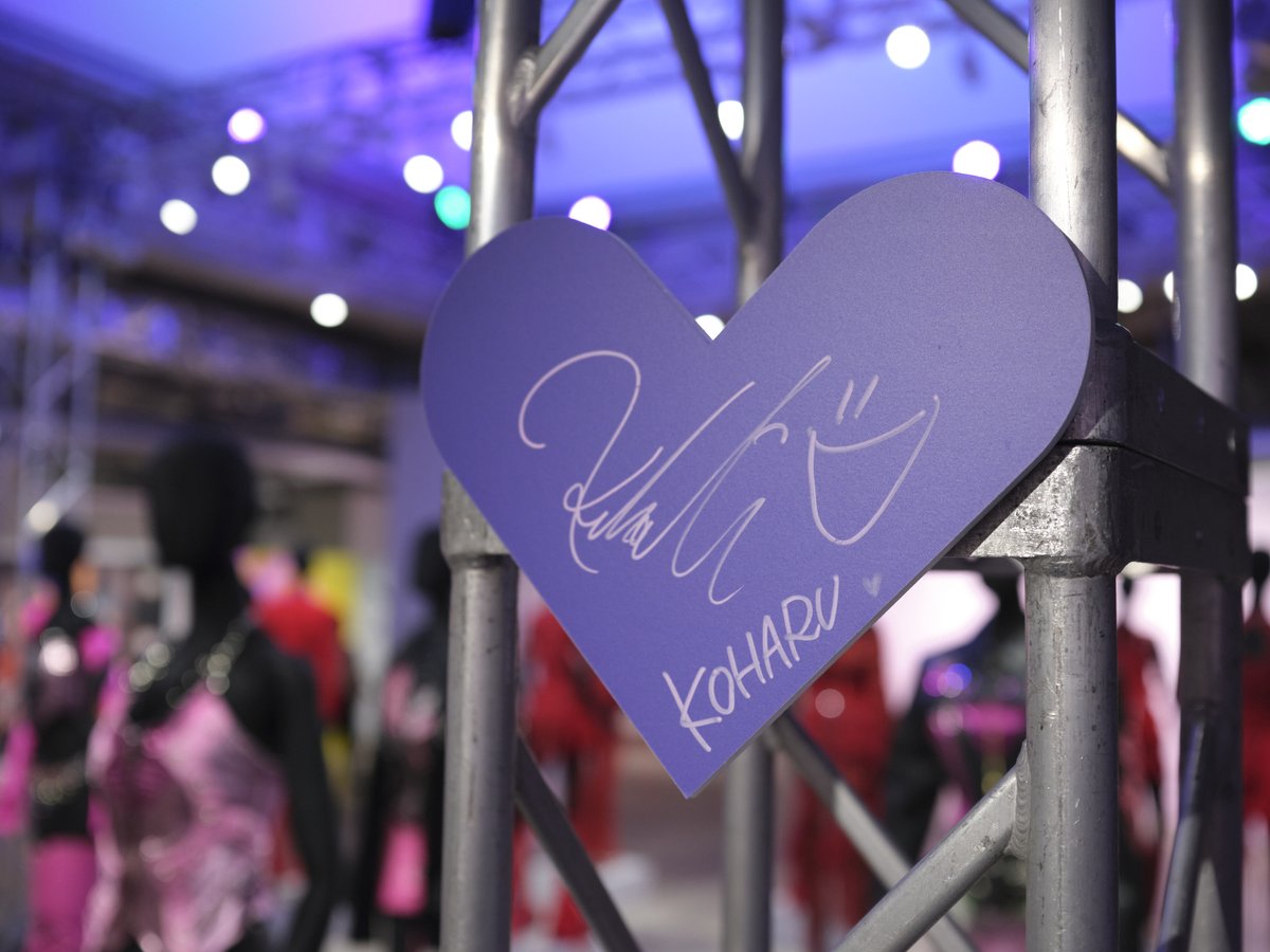 ⏳あと2日！ HANAメンバー直筆サイン入りのMAZEハートパネルが、会場内