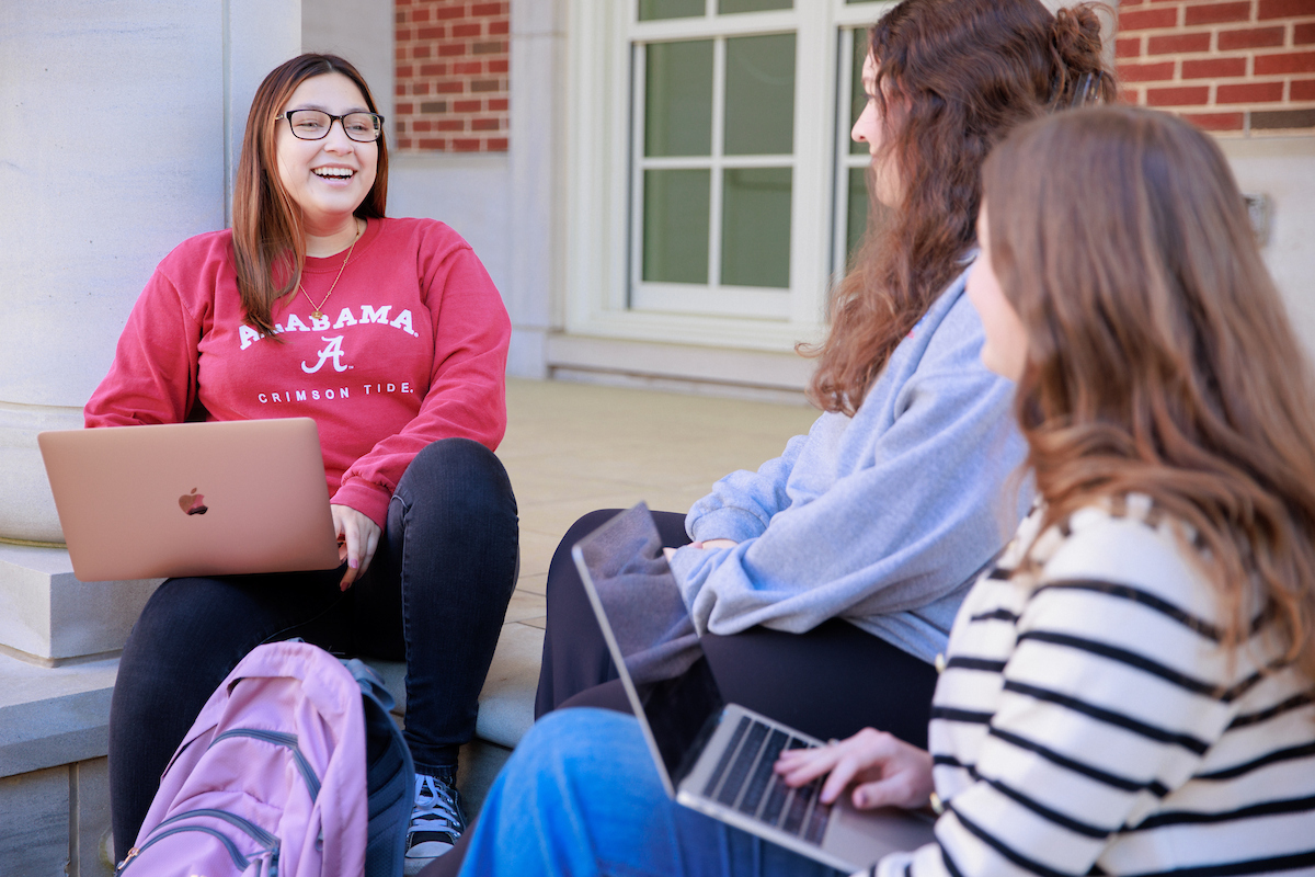 UofAlabama's tweet image. Transferring to #Bama? 🐘 We can't wait for you to start your legendary journey! While the transfer process may feel complex, it doesn't have to be. Learn about available scholarships, orientation details, housing info &amp;amp; other FAQs here → go.ua.edu/4rKrlX5