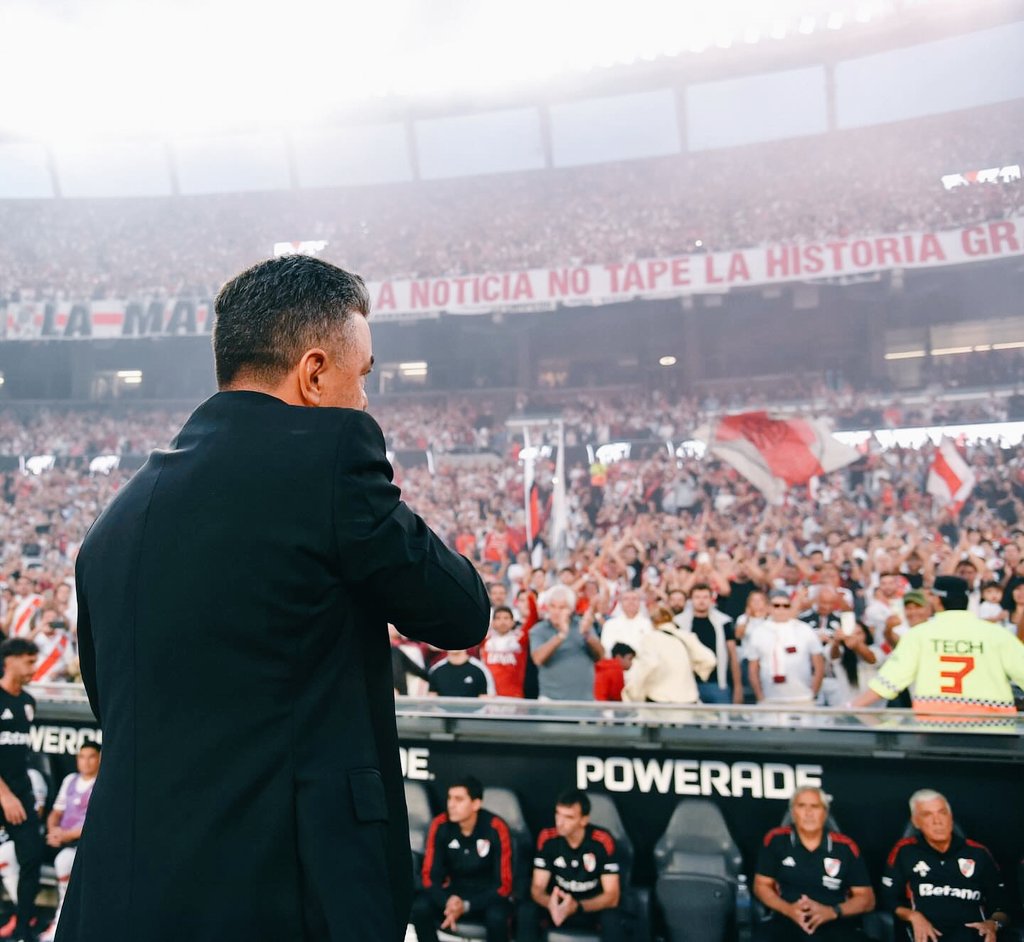 Rivercarp24's tweet photo. La gente de river siempre a la altura de las circunstancias, chiflando a los jugadores que se lo merecían, alentando los 90 minutos y ovacionando a Gallardo en su último partido. Espectacular la hinchada y muy buen clima en la cancha https://t.co/Vdec89HZOT