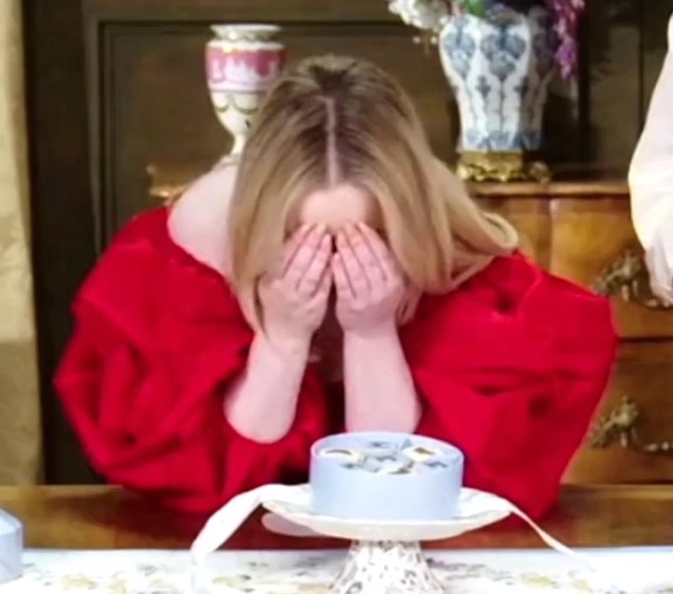 “Julie nos deu uma ótima performance apenas alterando um pouco a voz. E isso é uma pequena dica de como a nova Whistledown será um pouco diferente da versão de Penelope.”

NÃO TEM VERSÃO DA PENELOPE 

A LADY WHISTLEDOWN É A PENELOPE