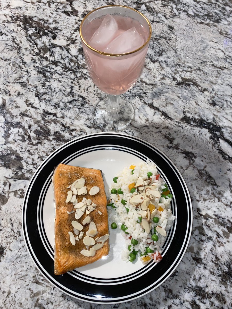 baacktheblue's tweet image. Decided to spoil myself and have something healthy but tasty at the same time… Alaskan salmon, with white rice, peas, almond slices and strawberry lemonade! 😉🍣 🍚 🍓🍋🥤😋❤️🫶
#dinnerdate