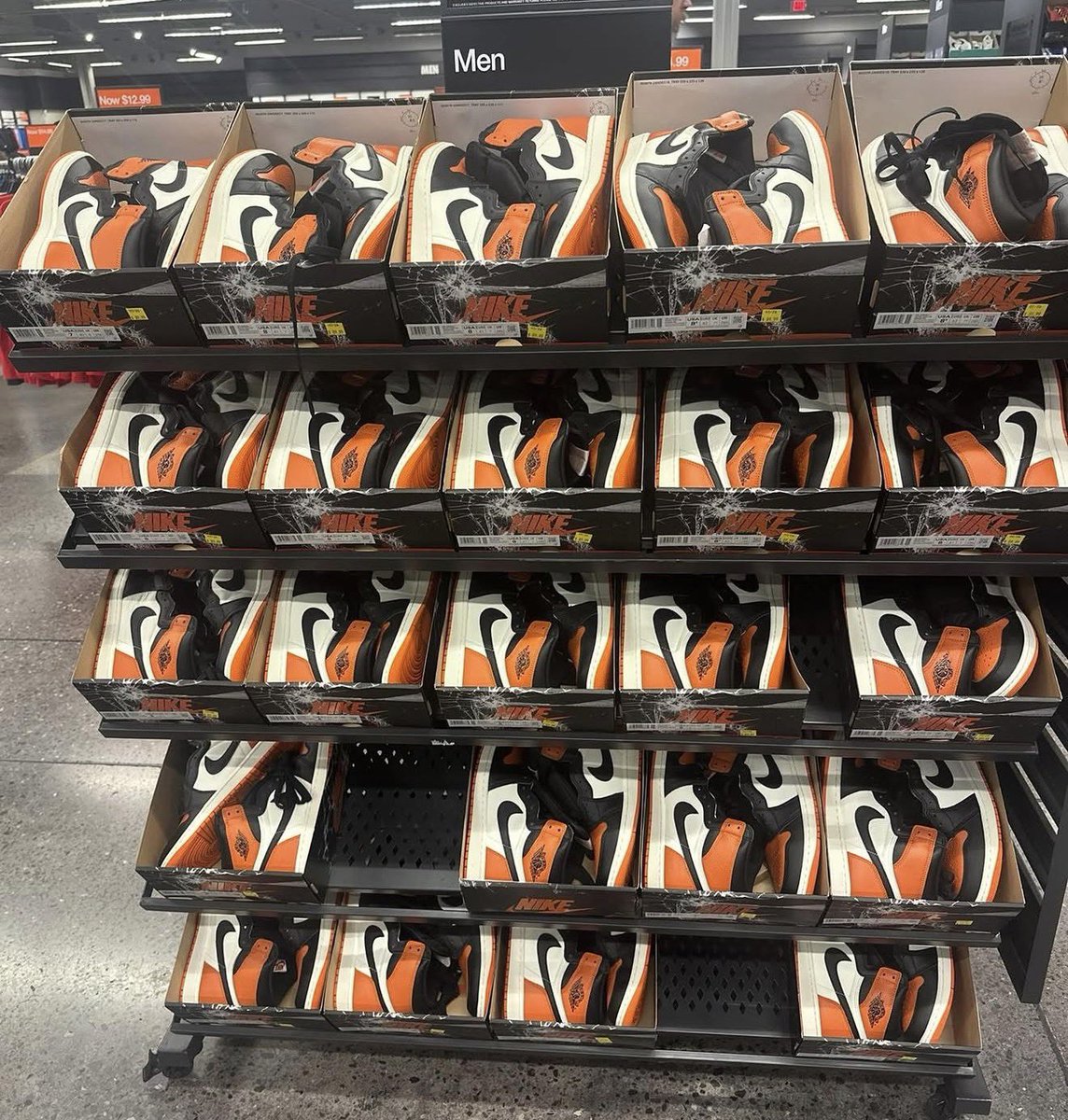EldenMonitors's tweet photo. Air Jordan 1 High ‘Shattered Backboard’ hitting Nike Outlets for $89 👀 https://t.co/cchyCGtbHu