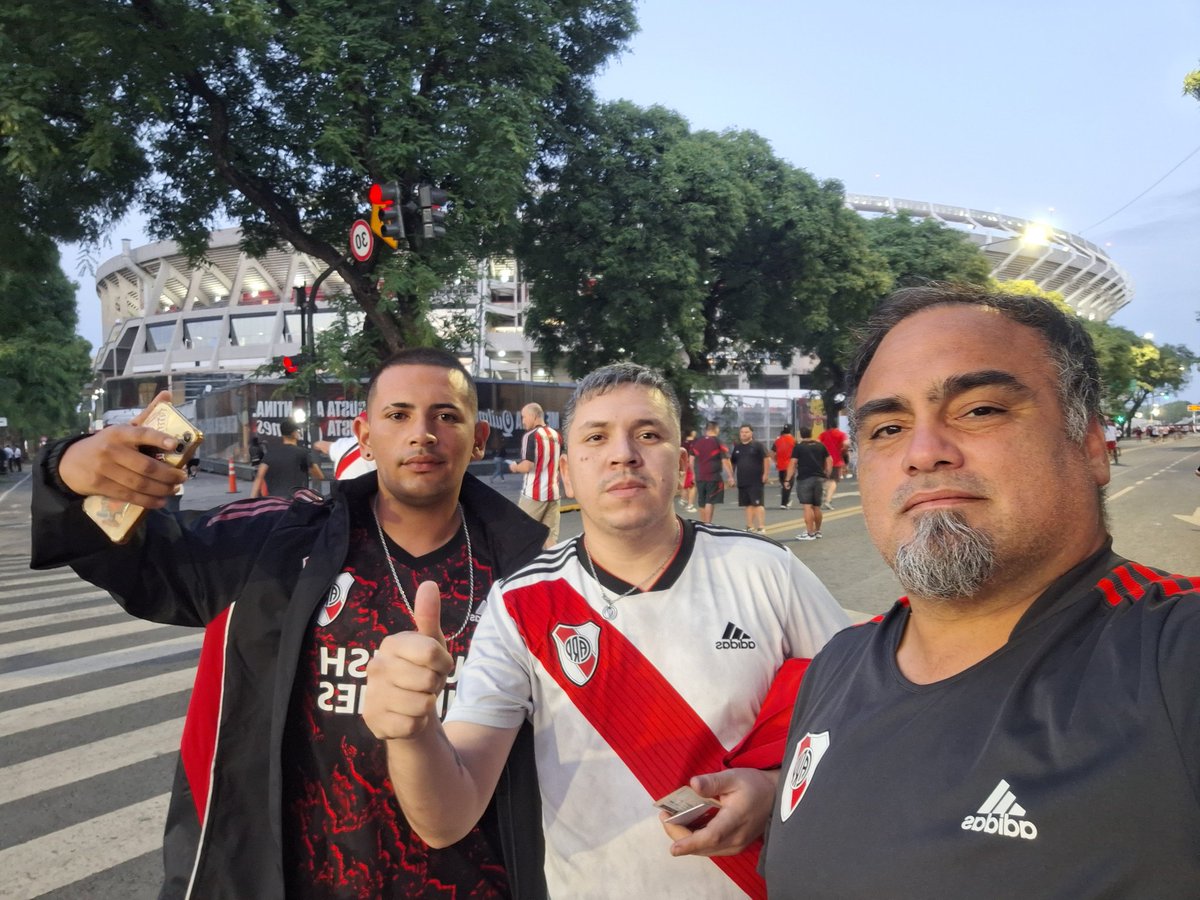 Dejo todo lo que tengo que hacer, me voy a ver a  River Plate ⚪️🔴⚪️