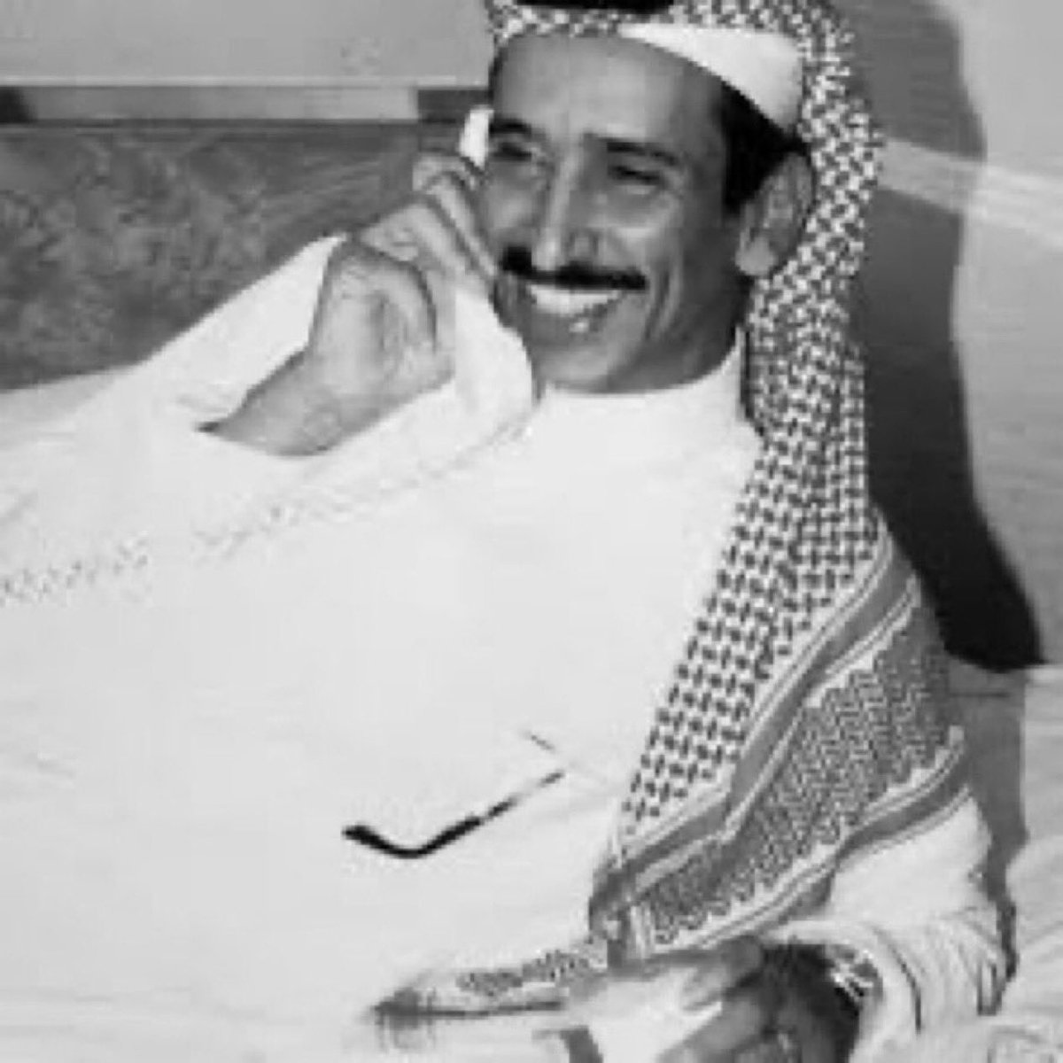 _mad7_'s tweet photo. سمعت احلى احبك في حياتي كلها بشفاك
اثر بعض الشفايف همسها غيمة و براقي❤️ https://t.co/J78Tprfrfp
