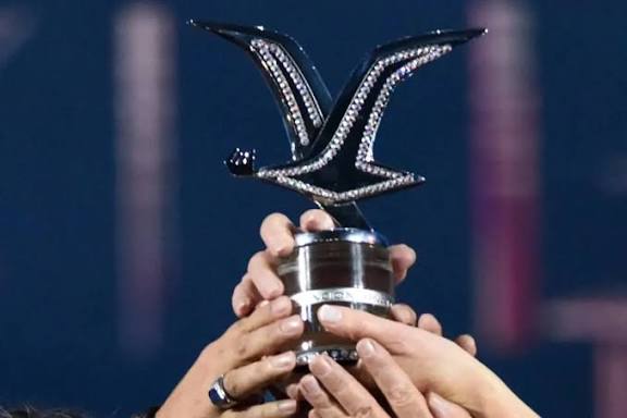 AlgediAlex's tweet photo. Mon Laferte representa a viña su ciudad, embajadora de Chile,tiene premios internacionales y varios grammy latino,creo se merece el reconocimiento de los suyos antes que del mundo entero, en Chile suelen valorar a los artistas  solo cuando mueren, ahora es el  momento #Viña2026 https://t.co/QxcVIGpYz9