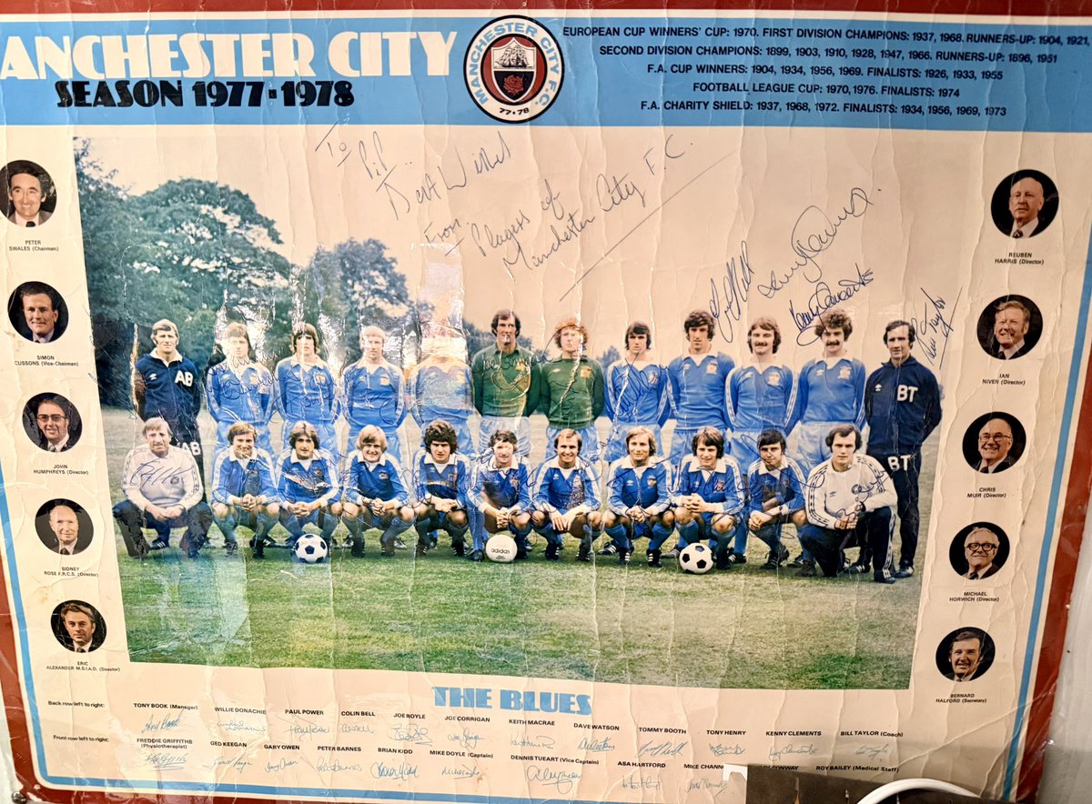 srt_707hellcat's tweet photo. @Radiology_UK I was given this poster by a family friend who gave it to Dad he was nice enough to get these signatures of all of man city. 

Happy Birthday #Bell8

For ever great full https://t.co/Glm5oDGWJ6