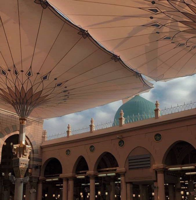 AdelAliBinAli's tweet photo. يا ثانيَ اثنينِ لمْ يشبهْكَ إنسانُ
يا كاملَ الحسْنِ لمْ يَنقصْكَ إحسانُ

صلىَّ عَليكَ الله ما هلّ الهنا
وانزاحَ همٌّ وانجلتْ أحزانُ ﷺ https://t.co/ocA6VOKF91