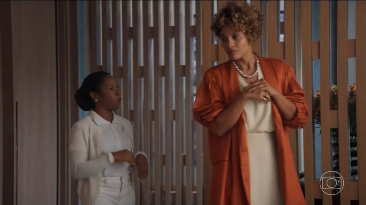 Lena e Herculano não foram apresentados como vilões, até aqui eles são apenas um casal infértil que sonha em ter um filho e vamos combinar que pra isso não precisa comprar um bebê. Eu acho que a Lena tem algum laudo psicológico que a impede de adotar de forma legal. #TrêsGraças