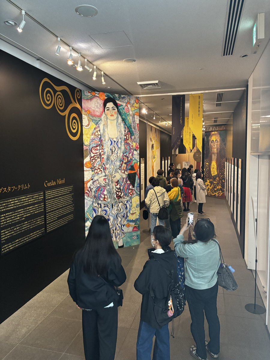 klimtalive's tweet photo. 【本日金曜はラスト✨スパークリングDAY🥂】
2月27日(金)
クリムト・アライブ大阪展
開館しました✨

待ち時間なく、ゆっくりご観覧いただけます🎨
本日金曜はスパークリングワインを飲みながら鑑賞できます🥂

ご来場お待ちしております🖼️✨

https://t.co/y7Sl03g6LD
#クリムトアライブ https://t.co/ObAKBjoV3z