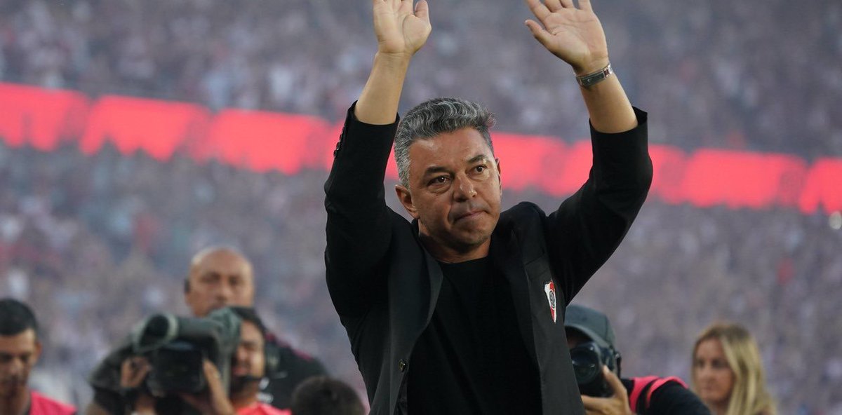 Sintesis_13's tweet photo. NOCHE DE EMOCIÓN EN EL MONUMENTAL ⚪️🔴⚪️
Los hinchas despidieron a Gallardo con aplausos y a los jugadores con silbidos. El Muñeco terminó su segundo ciclo como DT de River con un triunfo 3-1 ante Banfield. https://t.co/xnyIMwb7Dp