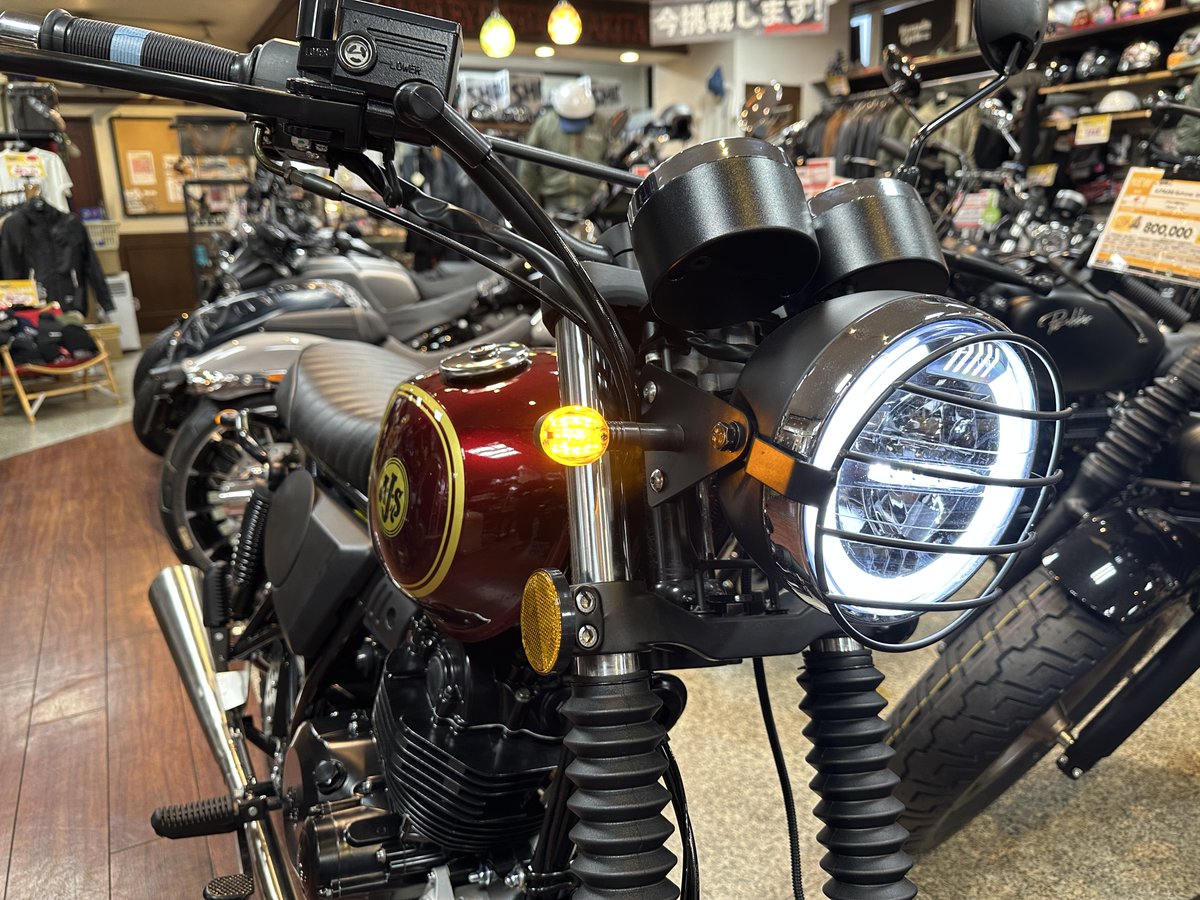 KMDex_hatahata's tweet image. #AJS 新作入荷！
スクランブラー250！！

“アルバート・ジョン・スティーブンス”の名を冠する英国ブランドから、
ついに ’71 #デザートスクランブラー125 の兄貴分！
「#Scrambler250 」 が秋田へ着弾！

サイズ感はそのままに250ccエンジン を搭載。